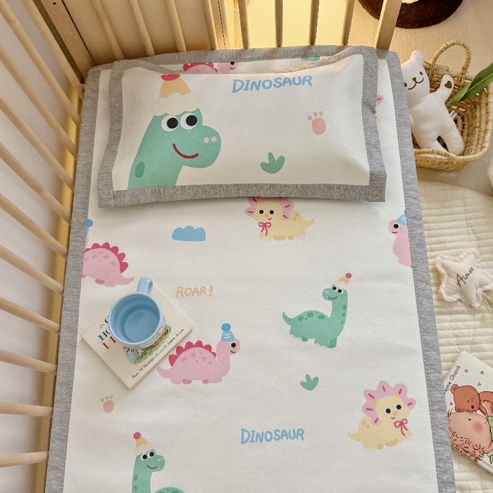 91家纺网 家纺一手货源 找家纺 萌宝家纺 2026新款A类儿童冰丝席900D加厚加密冰藤软席幼儿园席子 可爱恐龙-米白