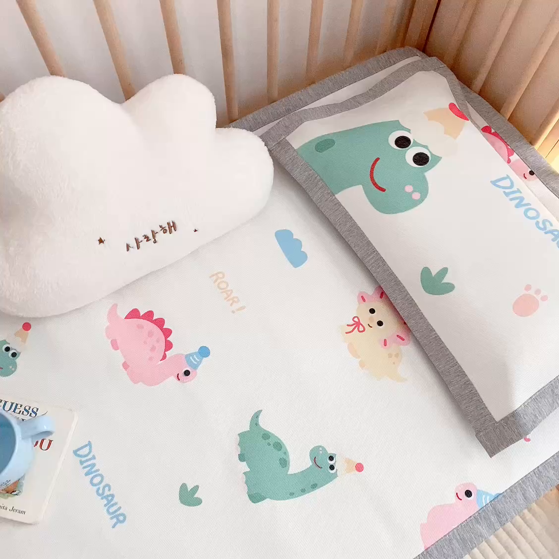 91家纺网 家纺一手货源 找家纺 萌宝家纺 2026新款A类儿童冰丝席900D加厚加密冰藤软席幼儿园席子 可爱恐龙-米白