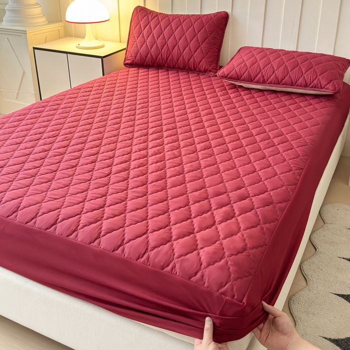 91家纺网 家纺一手货源 找家纺 慕克斯家纺 2026新款亲肤棉磨毛防水菱形格床笠 菱形格酒红