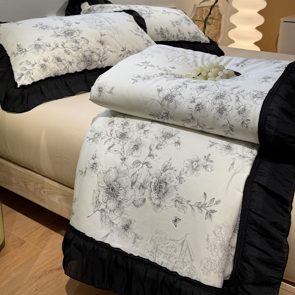 91家纺网 家纺一手货源 找家纺 （总）蓝邻家纺 2026新款全棉复古风真丝皱花边夏被夏被四件套