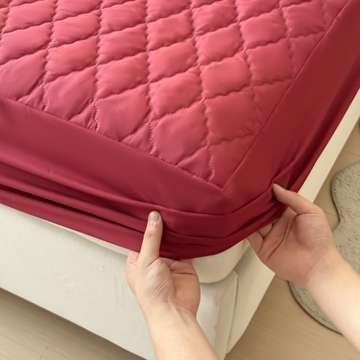 91家纺网 家纺一手货源 找家纺 慕克斯家纺 2026新款亲肤棉磨毛防水菱形格床笠 菱形格酒红