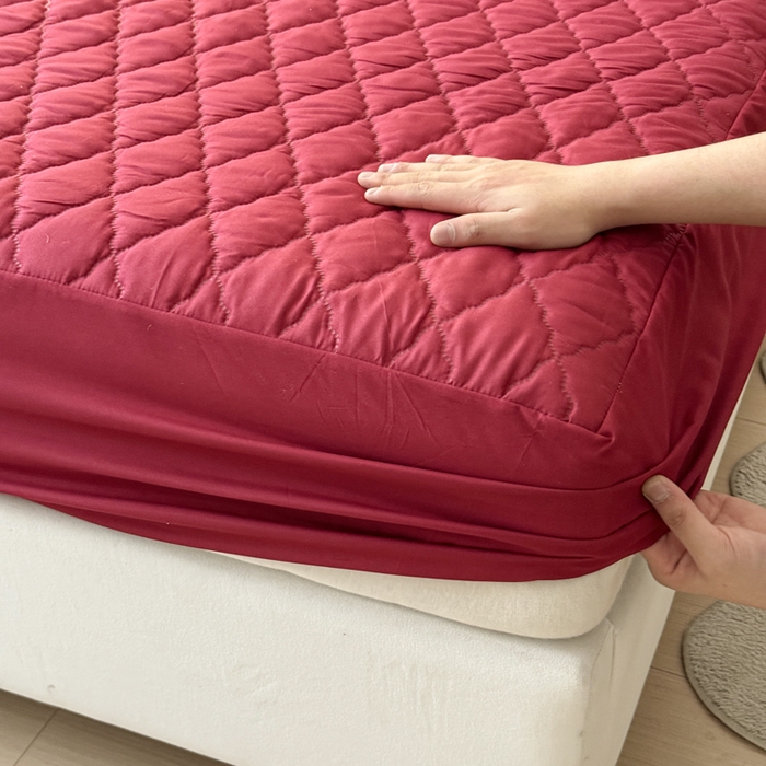 91家纺网 家纺一手货源 找家纺 慕克斯家纺 2026新款亲肤棉磨毛防水菱形格床笠 菱形格酒红