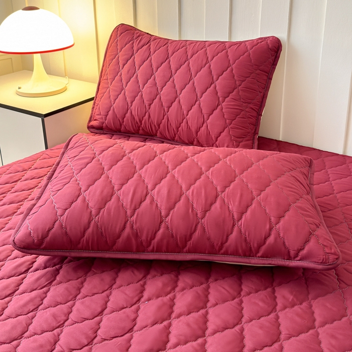 91家纺网 家纺一手货源 找家纺 慕克斯家纺 2026新款亲肤棉磨毛防水菱形格床笠 菱形格酒红