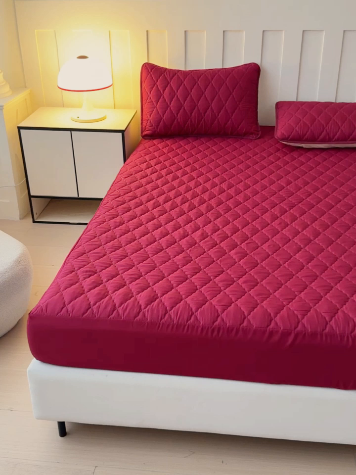 91家纺网 家纺一手货源 找家纺 慕克斯家纺 2026新款亲肤棉磨毛防水菱形格床笠 菱形格酒红