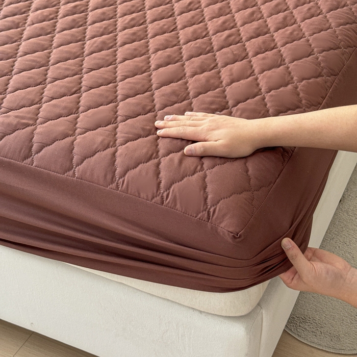 91家纺网 家纺一手货源 找家纺 慕克斯家纺 2026新款亲肤棉磨毛防水菱形格床笠 菱形格咖色