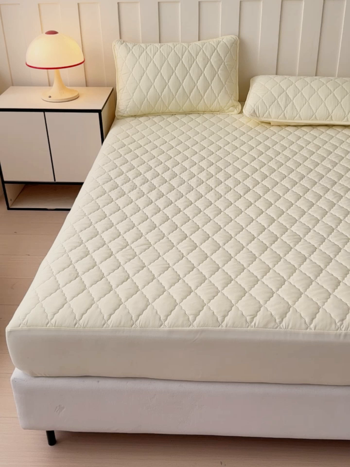 91家纺网 家纺一手货源 找家纺 慕克斯家纺 2026新款亲肤棉磨毛防水菱形格床笠 菱形格米黄