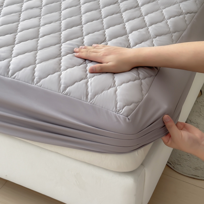 91家纺网 家纺一手货源 找家纺 慕克斯家纺 2026新款亲肤棉磨毛防水菱形格床笠 菱形格浅灰