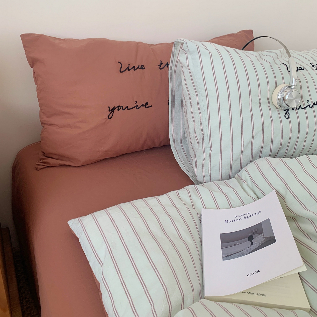 91家纺网 家纺一手货源 找家纺 桃喜 2026春夏全棉新品色织水洗棉条纹博主ins风四件套学生三件套（会员-5） 红茶拿铁