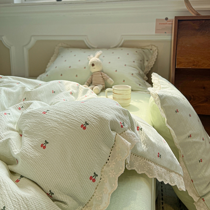 91家纺网 家纺一手货源 找家纺 繁花家居 2026镂空花边系列夏被夏凉被空调被高克重木棉泡芙棉软糯亲肤四件套学生三件套 樱遇温柔-绿