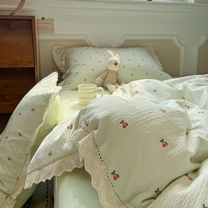 91家纺网 家纺一手货源 找家纺 繁花家居 2026镂空花边系列夏被夏凉被空调被高克重木棉泡芙棉软糯亲肤四件套学生三件套 樱遇温柔-绿