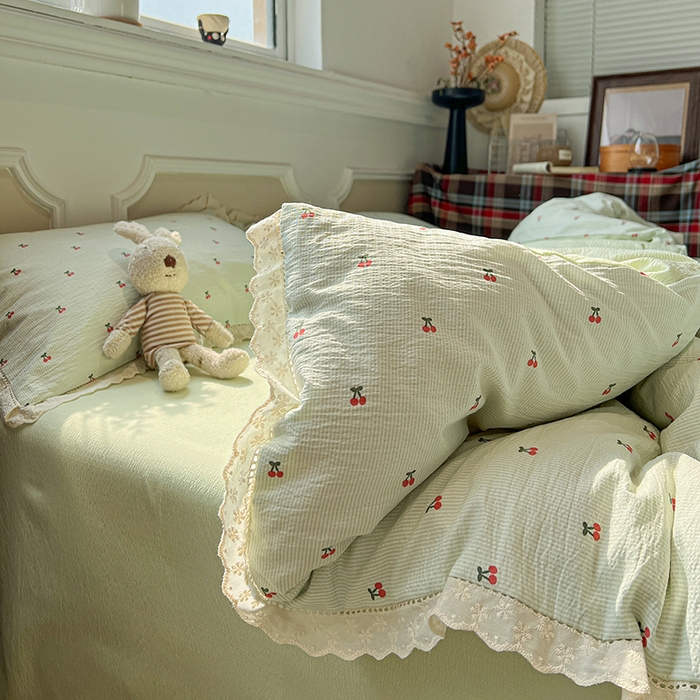 91家纺网 家纺一手货源 找家纺 繁花家居 2026镂空花边系列夏被夏凉被空调被高克重木棉泡芙棉软糯亲肤四件套学生三件套 樱遇温柔-绿