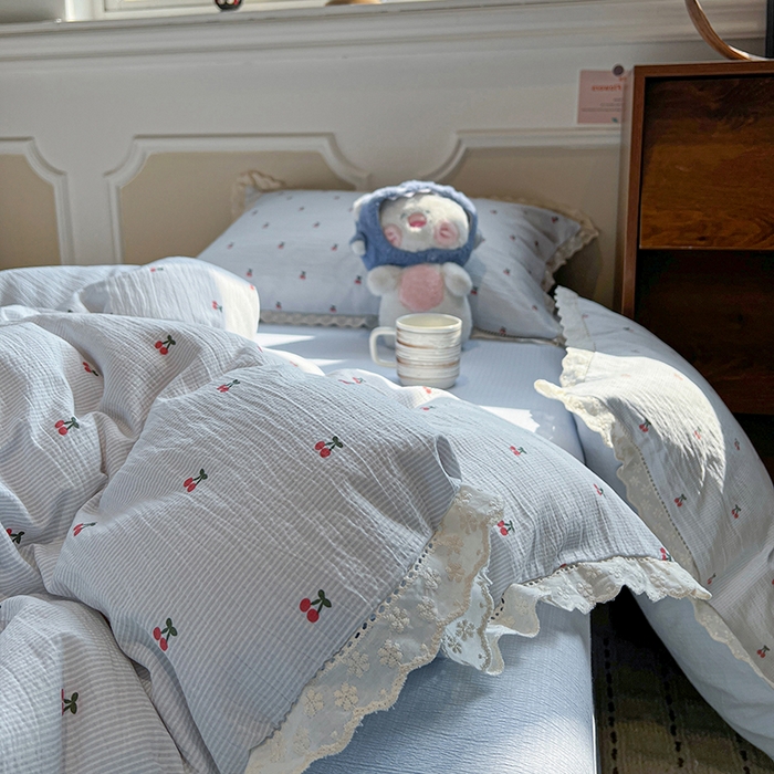 91家纺网 家纺一手货源 找家纺 繁花家居 2026镂空花边系列夏被夏凉被空调被高克重木棉泡芙棉软糯亲肤四件套学生三件套 樱遇温柔-蓝