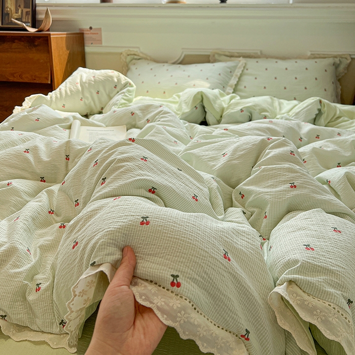 91家纺网 家纺一手货源 找家纺 繁花家居 2026镂空花边系列夏被夏凉被空调被高克重木棉泡芙棉软糯亲肤四件套学生三件套 樱遇温柔-绿