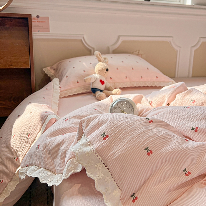 91家纺网 家纺一手货源 找家纺 繁花家居 2026镂空花边系列夏被夏凉被空调被高克重木棉泡芙棉软糯亲肤四件套学生三件套 樱遇温柔-粉