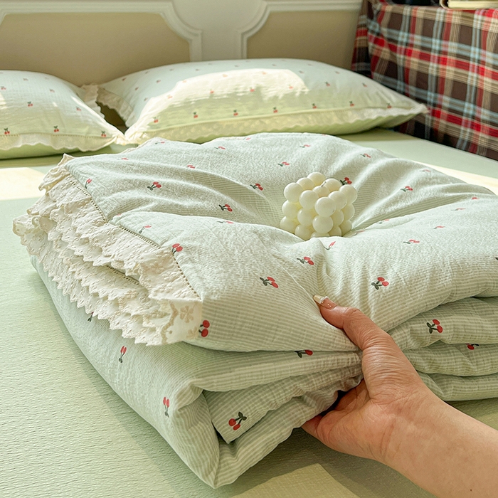 91家纺网 家纺一手货源 找家纺 繁花家居 2026镂空花边系列夏被夏凉被空调被高克重木棉泡芙棉软糯亲肤四件套学生三件套 樱遇温柔-绿