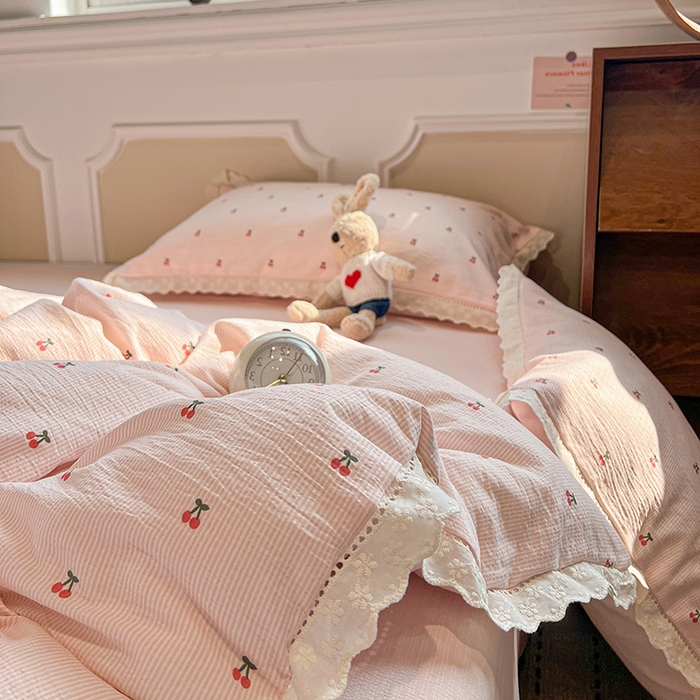 91家纺网 家纺一手货源 找家纺 繁花家居 2026镂空花边系列夏被夏凉被空调被高克重木棉泡芙棉软糯亲肤四件套学生三件套 樱遇温柔-粉