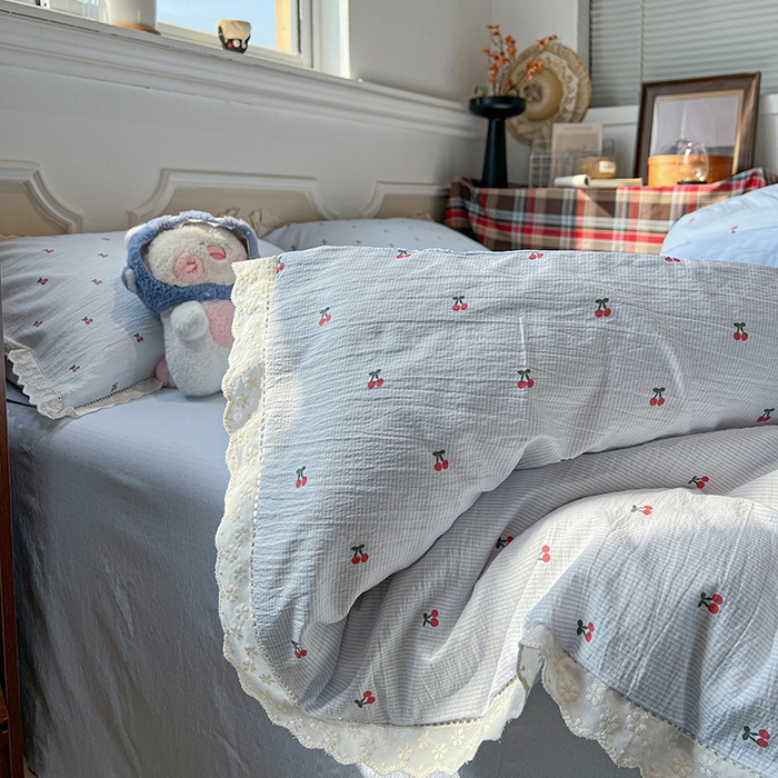 91家纺网 家纺一手货源 找家纺 繁花家居 2026镂空花边系列夏被夏凉被空调被高克重木棉泡芙棉软糯亲肤四件套学生三件套 樱遇温柔-蓝