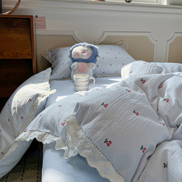 91家纺网 家纺一手货源 找家纺 繁花家居 2026镂空花边系列夏被夏凉被空调被高克重木棉泡芙棉软糯亲肤四件套学生三件套 樱遇温柔-蓝