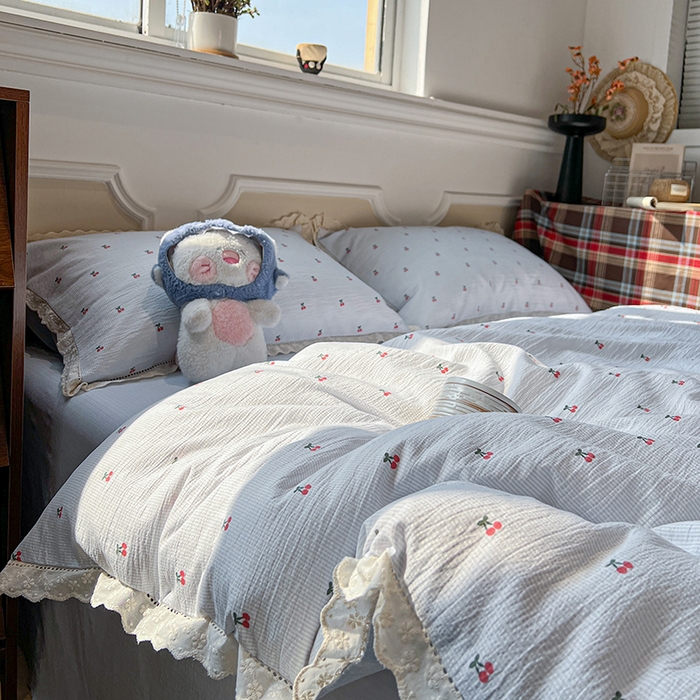 91家纺网 家纺一手货源 找家纺 繁花家居 2026镂空花边系列夏被夏凉被空调被高克重木棉泡芙棉软糯亲肤四件套学生三件套 樱遇温柔-蓝