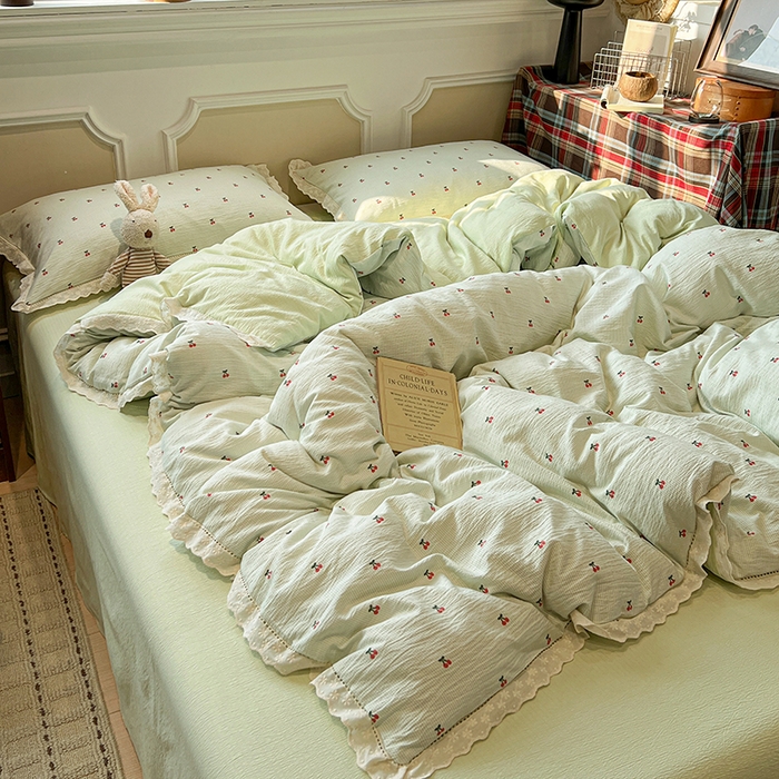 91家纺网 家纺一手货源 找家纺 繁花家居 2026镂空花边系列夏被夏凉被空调被高克重木棉泡芙棉软糯亲肤四件套学生三件套 樱遇温柔-绿