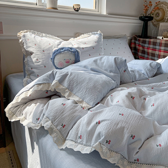 91家纺网 家纺一手货源 找家纺 繁花家居 2026镂空花边系列夏被夏凉被空调被高克重木棉泡芙棉软糯亲肤四件套学生三件套 樱遇温柔-蓝