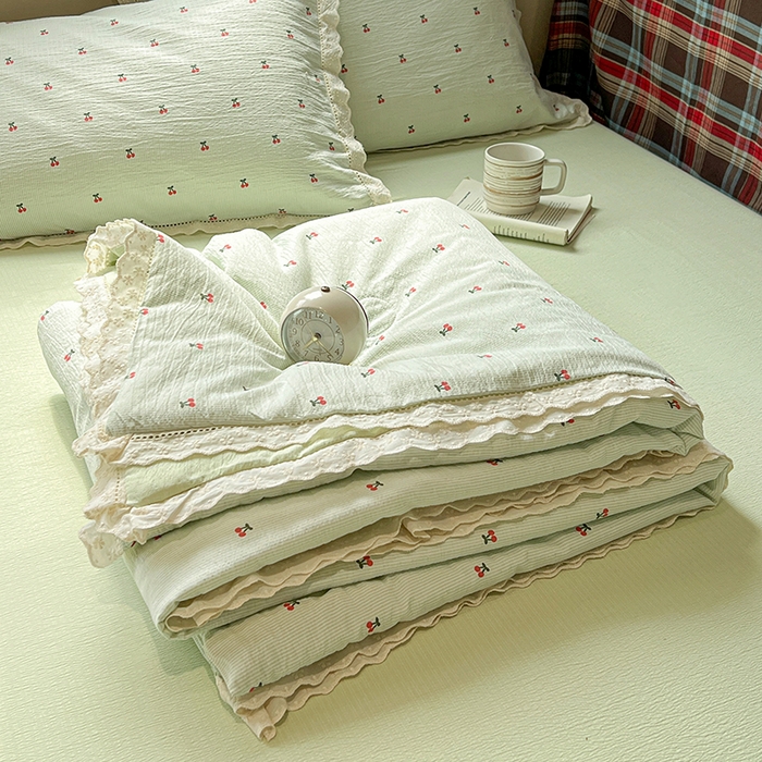 91家纺网 家纺一手货源 找家纺 繁花家居 2026镂空花边系列夏被夏凉被空调被高克重木棉泡芙棉软糯亲肤四件套学生三件套 樱遇温柔-绿