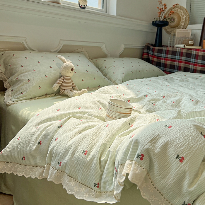 91家纺网 家纺一手货源 找家纺 繁花家居 2026镂空花边系列夏被夏凉被空调被高克重木棉泡芙棉软糯亲肤四件套学生三件套 樱遇温柔-绿