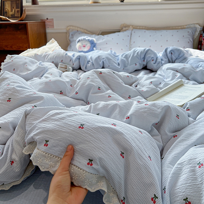 91家纺网 家纺一手货源 找家纺 繁花家居 2026镂空花边系列夏被夏凉被空调被高克重木棉泡芙棉软糯亲肤四件套学生三件套 樱遇温柔-蓝