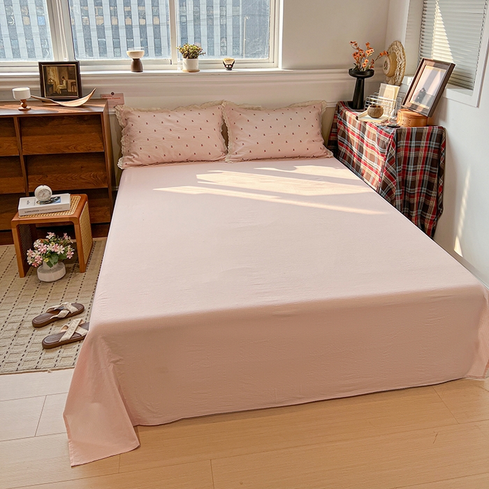 91家纺网 家纺一手货源 找家纺 繁花家居 2026镂空花边系列夏被夏凉被空调被高克重木棉泡芙棉软糯亲肤四件套学生三件套 樱遇温柔-粉