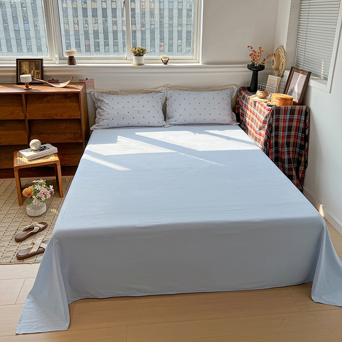 91家纺网 家纺一手货源 找家纺 繁花家居 2026镂空花边系列夏被夏凉被空调被高克重木棉泡芙棉软糯亲肤四件套学生三件套 樱遇温柔-蓝