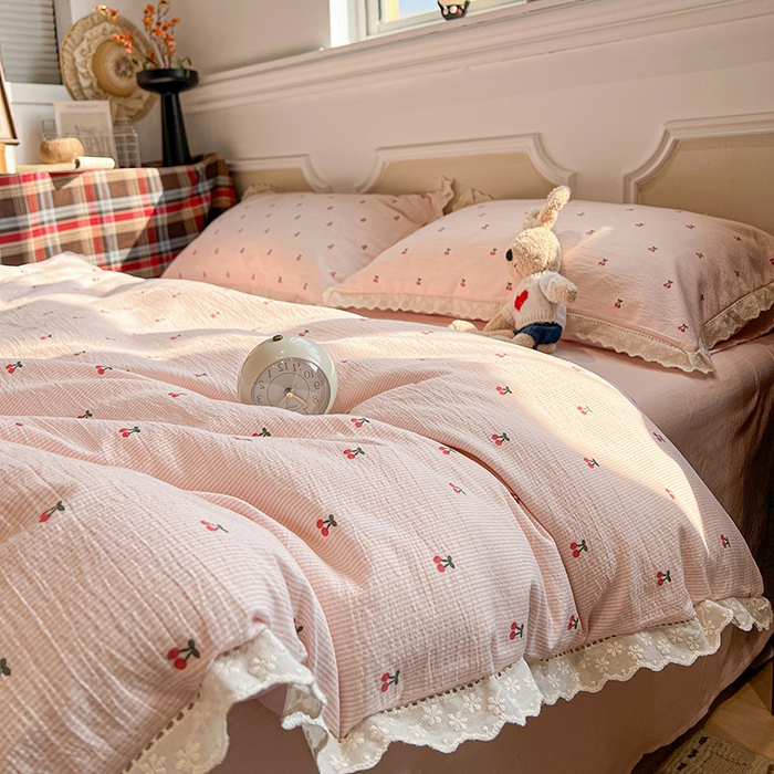 91家纺网 家纺一手货源 找家纺 繁花家居 2026镂空花边系列夏被夏凉被空调被高克重木棉泡芙棉软糯亲肤四件套学生三件套 樱遇温柔-粉