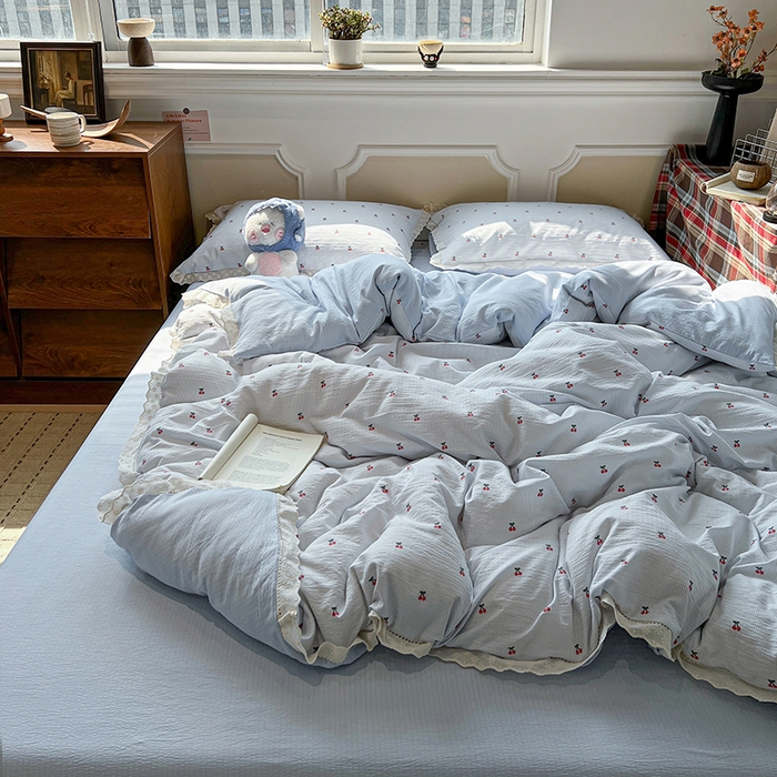 91家纺网 家纺一手货源 找家纺 繁花家居 2026镂空花边系列夏被夏凉被空调被高克重木棉泡芙棉软糯亲肤四件套学生三件套 樱遇温柔-蓝