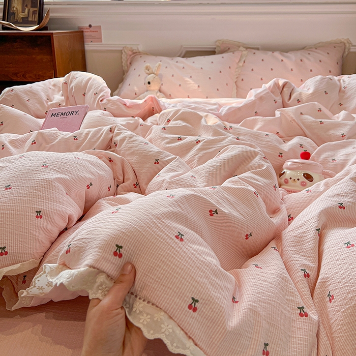 91家纺网 家纺一手货源 找家纺 繁花家居 2026镂空花边系列夏被夏凉被空调被高克重木棉泡芙棉软糯亲肤四件套学生三件套 樱遇温柔-粉