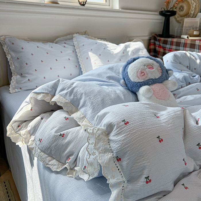 91家纺网 家纺一手货源 找家纺 繁花家居 2026镂空花边系列夏被夏凉被空调被高克重木棉泡芙棉软糯亲肤四件套学生三件套 樱遇温柔-蓝