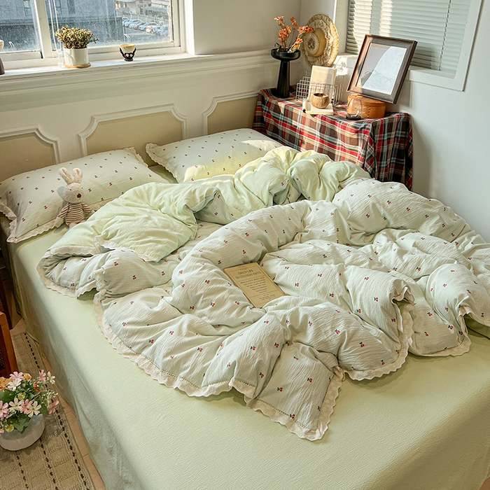 91家纺网 家纺一手货源 找家纺 繁花家居 2026镂空花边系列夏被夏凉被空调被高克重木棉泡芙棉软糯亲肤四件套学生三件套 樱遇温柔-绿