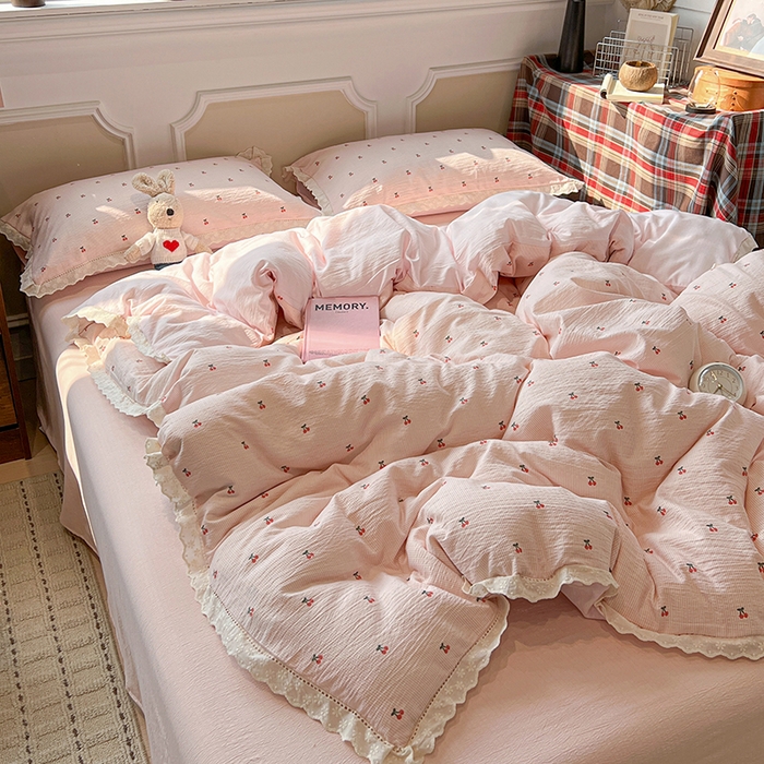 91家纺网 家纺一手货源 找家纺 繁花家居 2026镂空花边系列夏被夏凉被空调被高克重木棉泡芙棉软糯亲肤四件套学生三件套 樱遇温柔-粉