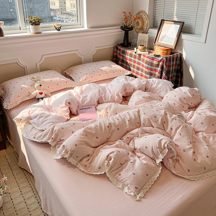 91家纺网 家纺一手货源 找家纺 繁花家居 2026镂空花边系列夏被夏凉被空调被高克重木棉泡芙棉软糯亲肤四件套学生三件套 樱遇温柔-粉