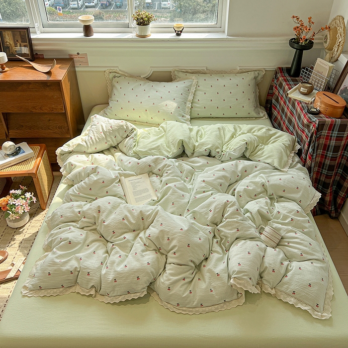 91家纺网 家纺一手货源 找家纺 繁花家居 2026镂空花边系列夏被夏凉被空调被高克重木棉泡芙棉软糯亲肤四件套学生三件套 樱遇温柔-绿