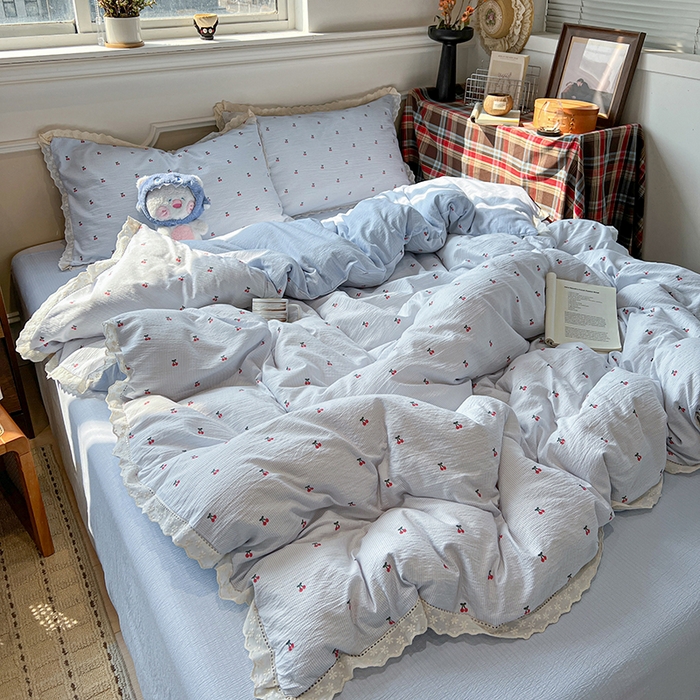 91家纺网 家纺一手货源 找家纺 繁花家居 2026镂空花边系列夏被夏凉被空调被高克重木棉泡芙棉软糯亲肤四件套学生三件套 樱遇温柔-蓝