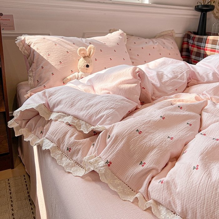 91家纺网 家纺一手货源 找家纺 繁花家居 2026镂空花边系列夏被夏凉被空调被高克重木棉泡芙棉软糯亲肤四件套学生三件套 樱遇温柔-粉