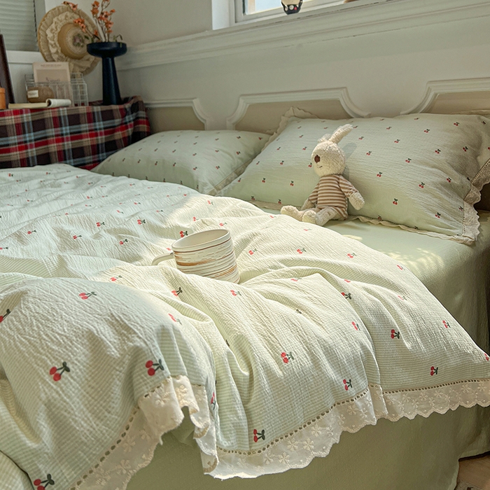 91家纺网 家纺一手货源 找家纺 繁花家居 2026镂空花边系列夏被夏凉被空调被高克重木棉泡芙棉软糯亲肤四件套学生三件套 樱遇温柔-绿