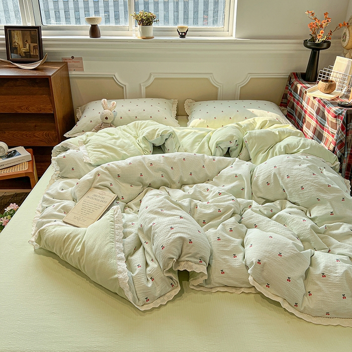 91家纺网 家纺一手货源 找家纺 繁花家居 2026镂空花边系列夏被夏凉被空调被高克重木棉泡芙棉软糯亲肤四件套学生三件套 樱遇温柔-绿