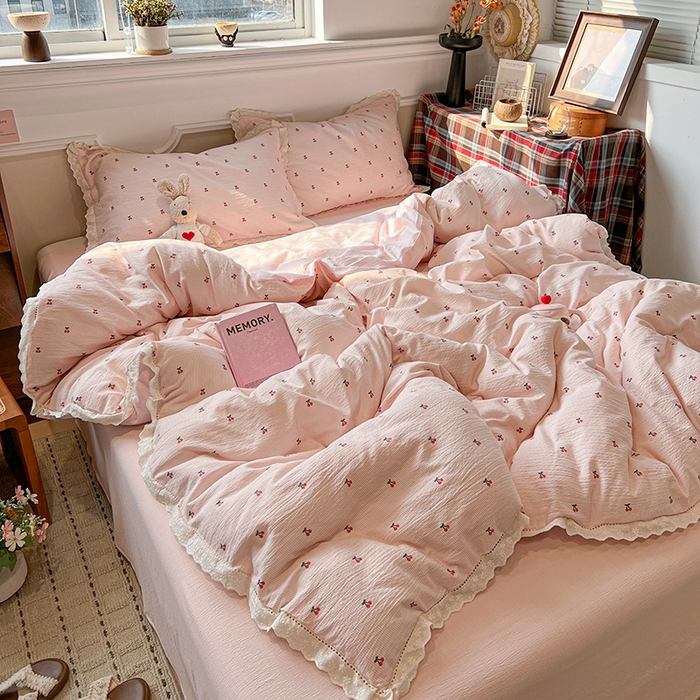 91家纺网 家纺一手货源 找家纺 繁花家居 2026镂空花边系列夏被夏凉被空调被高克重木棉泡芙棉软糯亲肤四件套学生三件套 樱遇温柔-粉