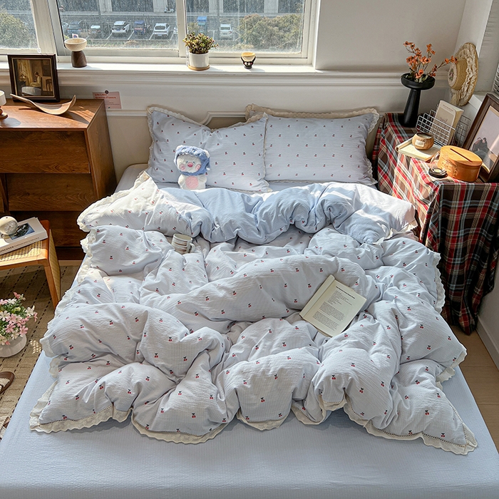 91家纺网 家纺一手货源 找家纺 繁花家居 2026镂空花边系列夏被夏凉被空调被高克重木棉泡芙棉软糯亲肤四件套学生三件套 樱遇温柔-蓝