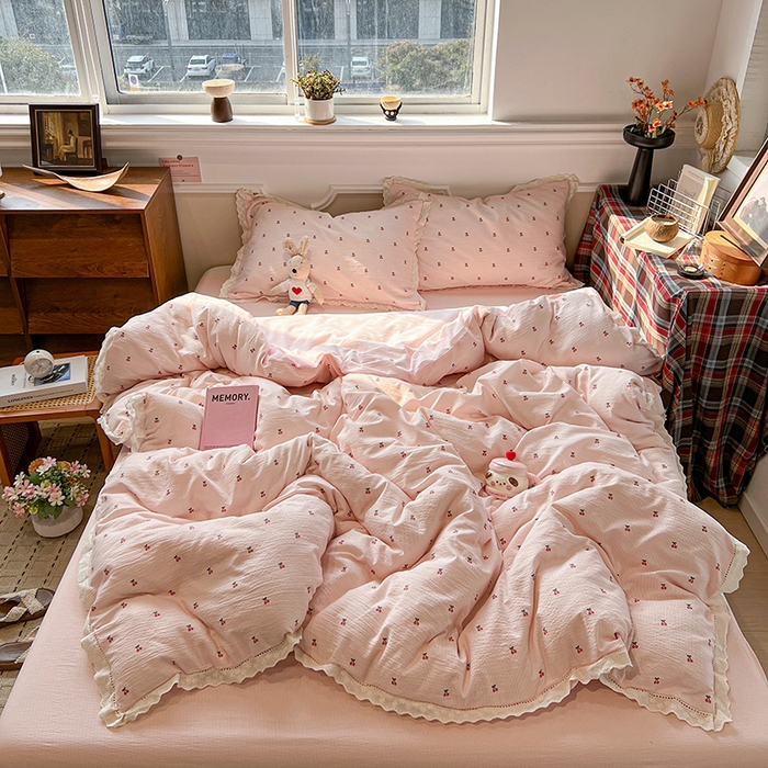 91家纺网 家纺一手货源 找家纺 繁花家居 2026镂空花边系列夏被夏凉被空调被高克重木棉泡芙棉软糯亲肤四件套学生三件套 樱遇温柔-粉