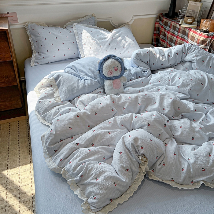 91家纺网 家纺一手货源 找家纺 繁花家居 2026镂空花边系列夏被夏凉被空调被高克重木棉泡芙棉软糯亲肤四件套学生三件套 樱遇温柔-蓝