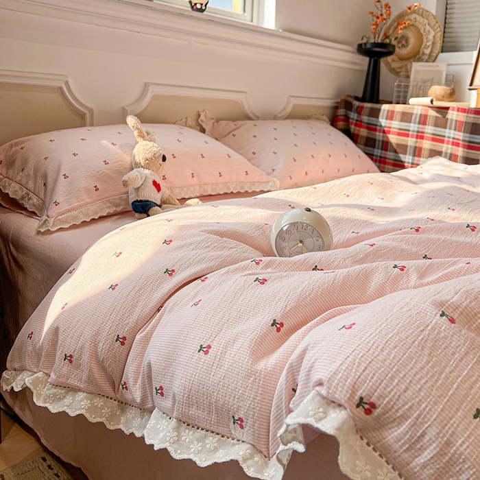 91家纺网 家纺一手货源 找家纺 繁花家居 2026镂空花边系列夏被夏凉被空调被高克重木棉泡芙棉软糯亲肤四件套学生三件套 樱遇温柔-粉