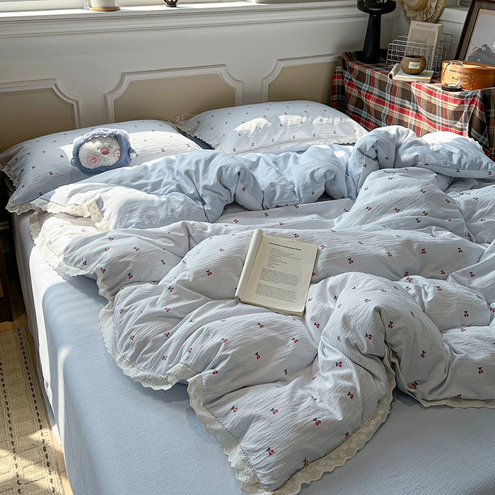 91家纺网 家纺一手货源 找家纺 繁花家居 2026镂空花边系列夏被夏凉被空调被高克重木棉泡芙棉软糯亲肤四件套学生三件套 樱遇温柔-蓝