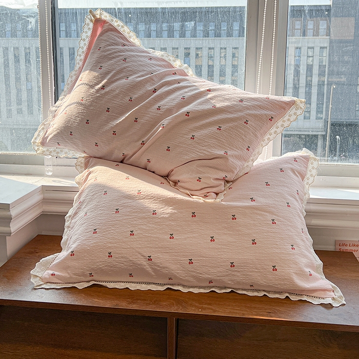 91家纺网 家纺一手货源 找家纺 繁花家居 2026镂空花边系列夏被夏凉被空调被高克重木棉泡芙棉软糯亲肤四件套学生三件套 樱遇温柔-粉
