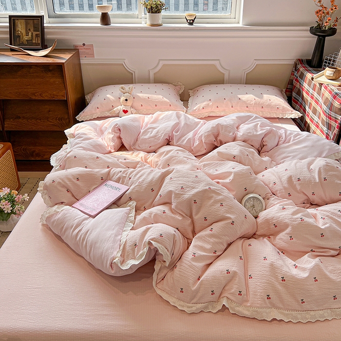 91家纺网 家纺一手货源 找家纺 繁花家居 2026镂空花边系列夏被夏凉被空调被高克重木棉泡芙棉软糯亲肤四件套学生三件套 樱遇温柔-粉